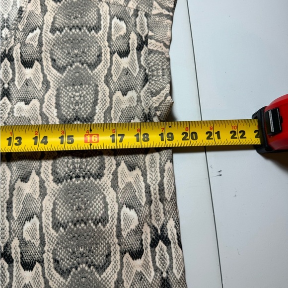 🐍 Women’s Size Medium Express Snakeskin Pattern V-Neck Tank Top T-Shirt - Picture 6 of 8